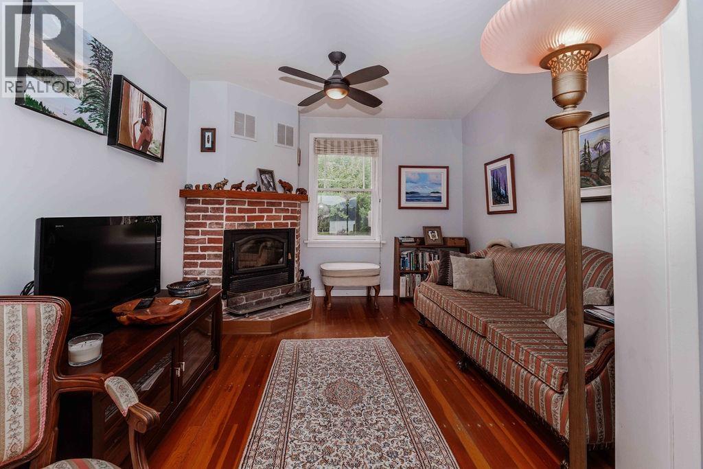 589 Seaview Road, Gibsons, British Columbia  V0N 1V9 - Photo 14 - R3049847