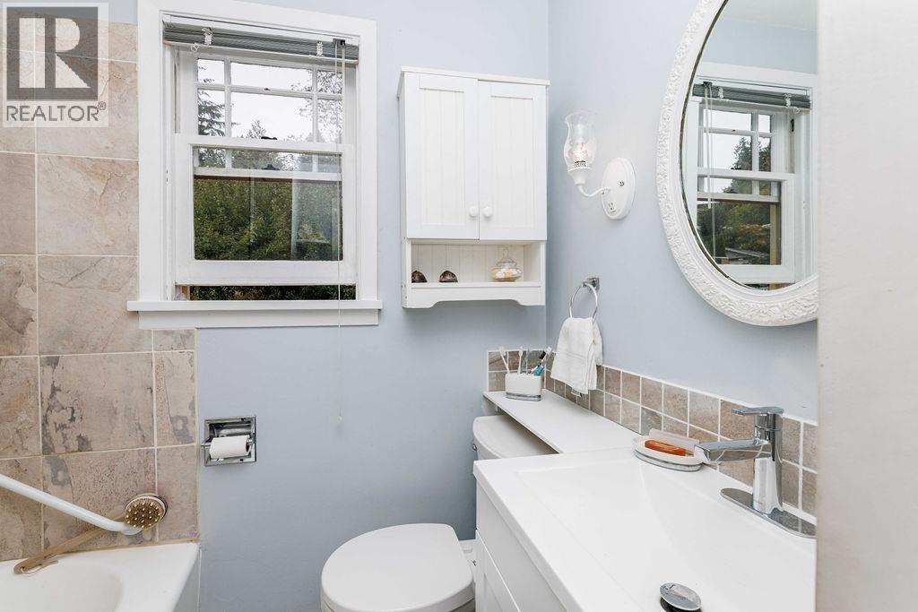 589 Seaview Road, Gibsons, British Columbia  V0N 1V9 - Photo 18 - R3049847