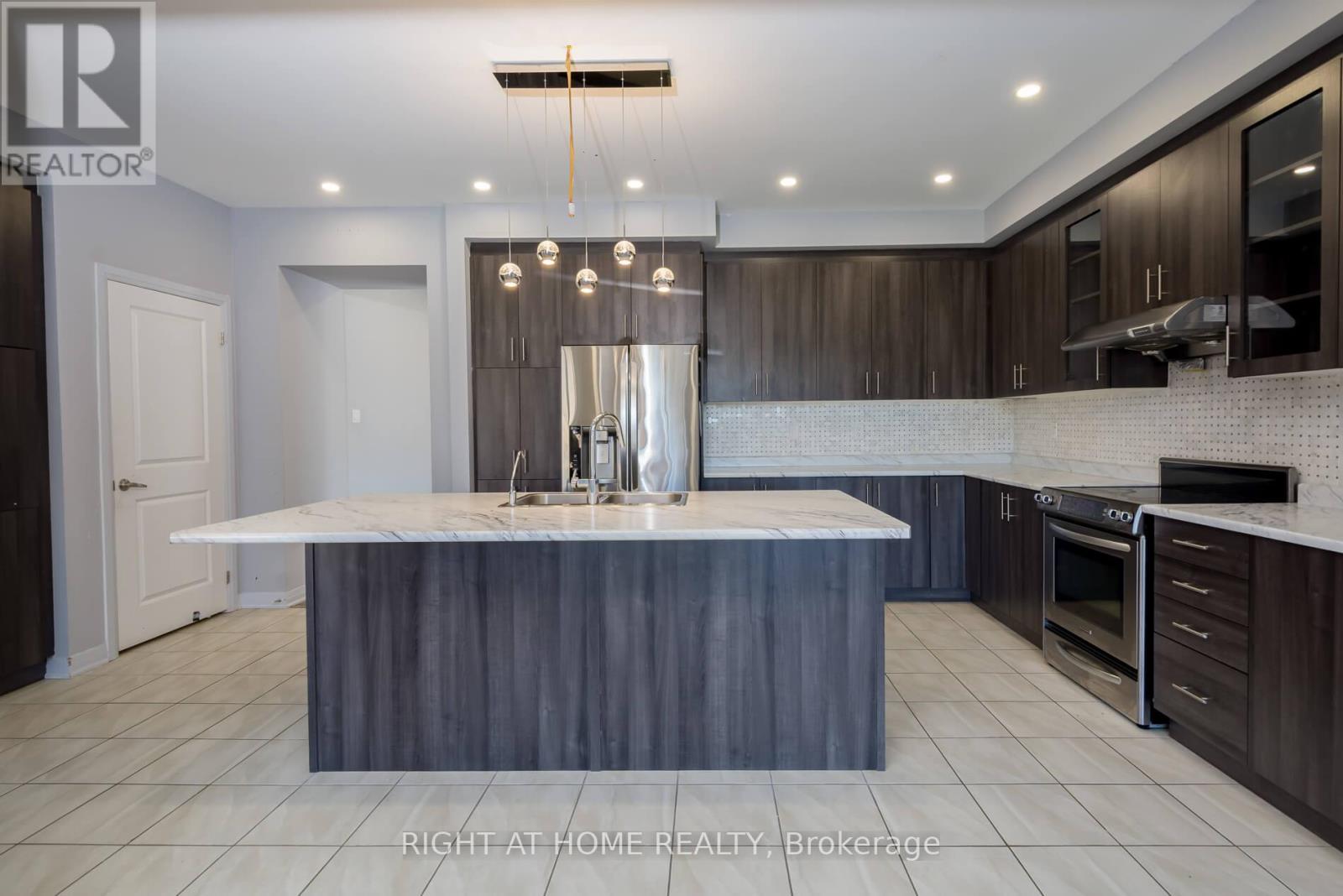 142 Martin Trail, New Tecumseth, Ontario  L0G 1W0 - Photo 10 - N12413766