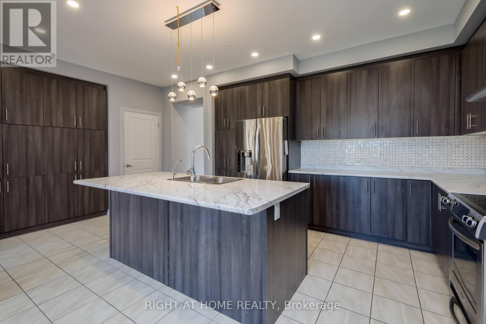 142 Martin Trail, New Tecumseth, Ontario  L0G 1W0 - Photo 11 - N12413766