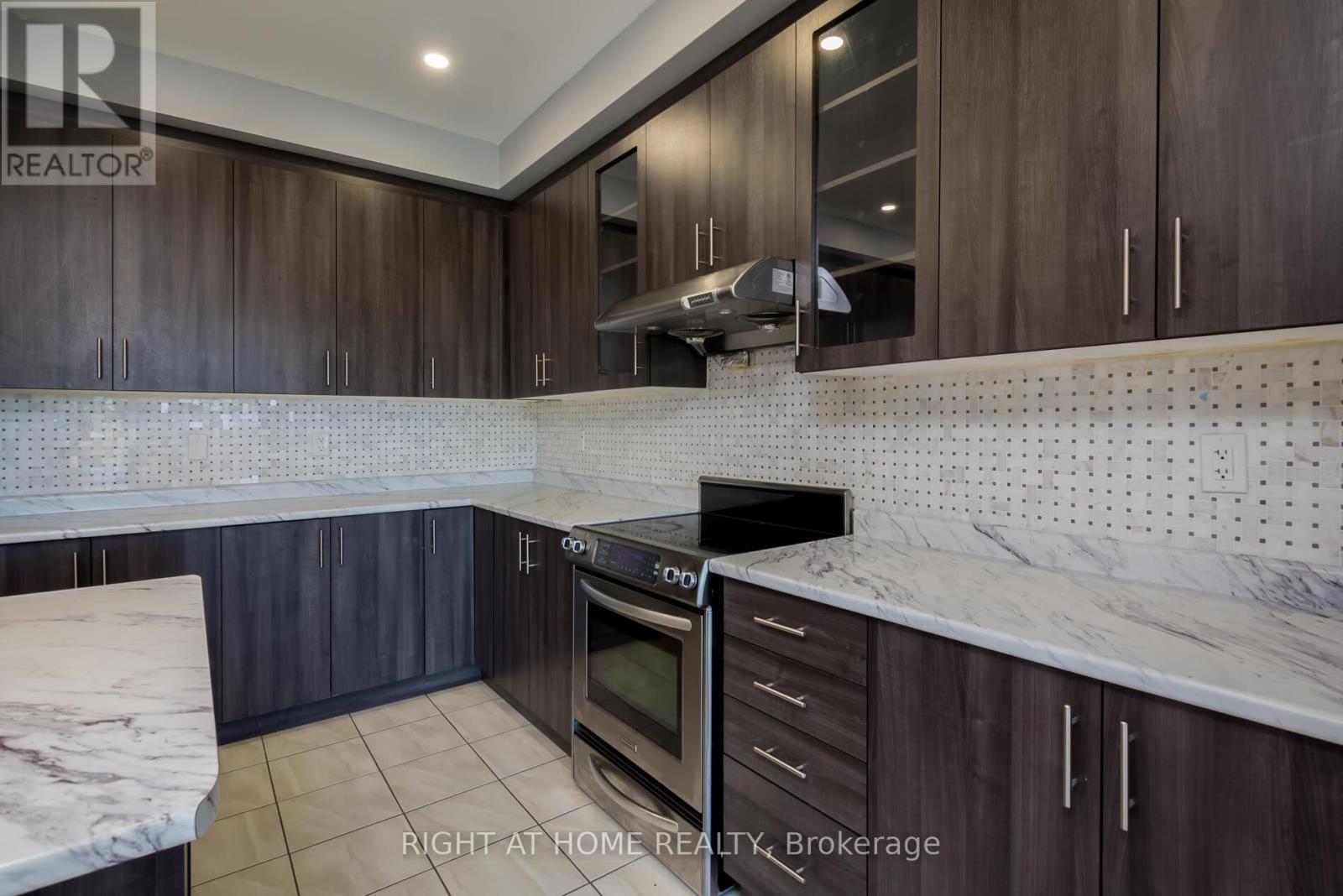 142 Martin Trail, New Tecumseth, Ontario  L0G 1W0 - Photo 12 - N12413766
