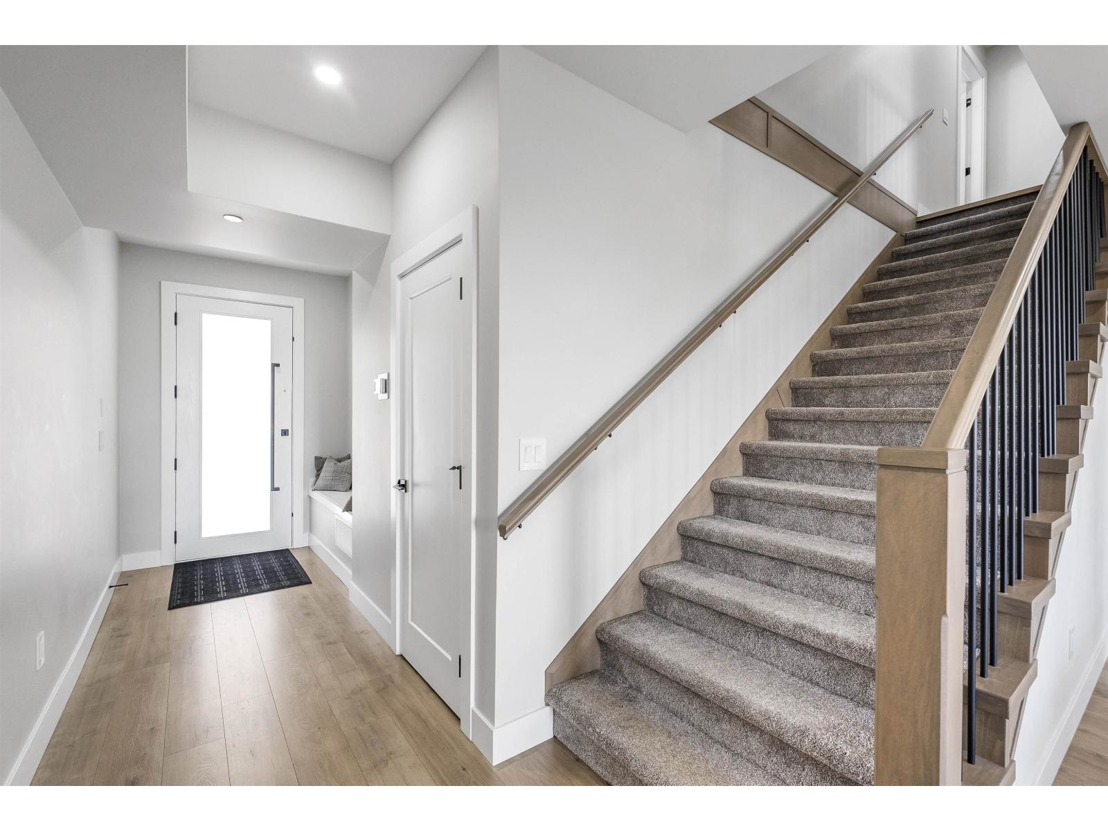 34008 Barker Court, Mission, British Columbia  V2V 6B2 - Photo 2 - R3049698