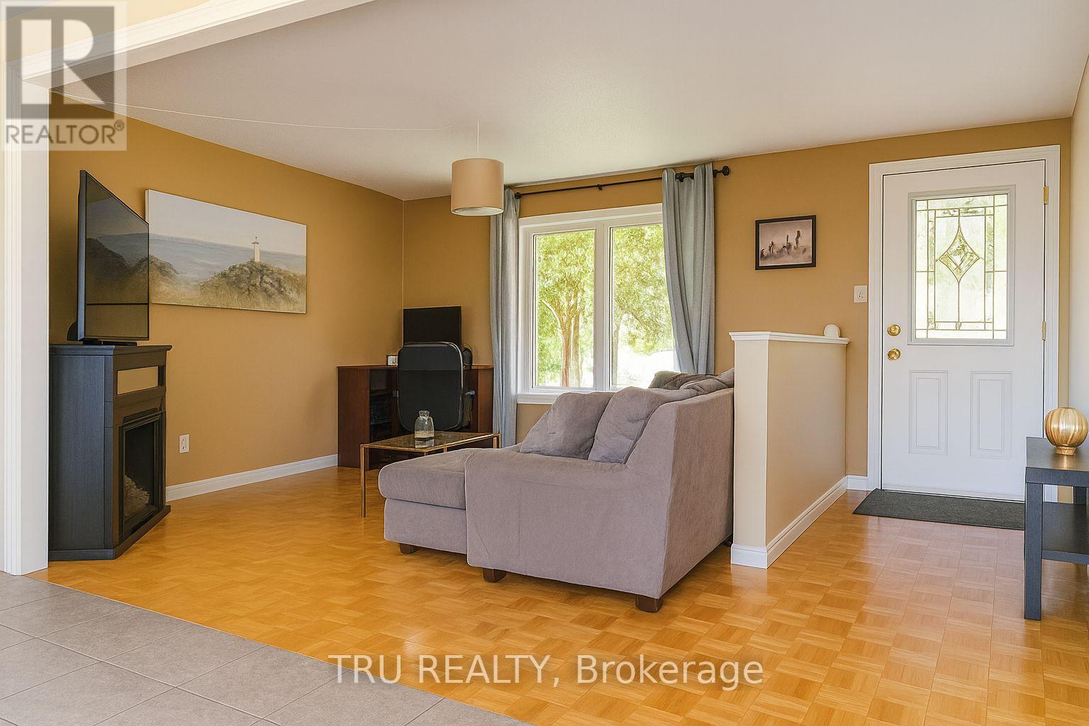 3010 Rue Principale Street, Alfred And Plantagenet, Ontario  K0A 3K0 - Photo 11 - X12413861