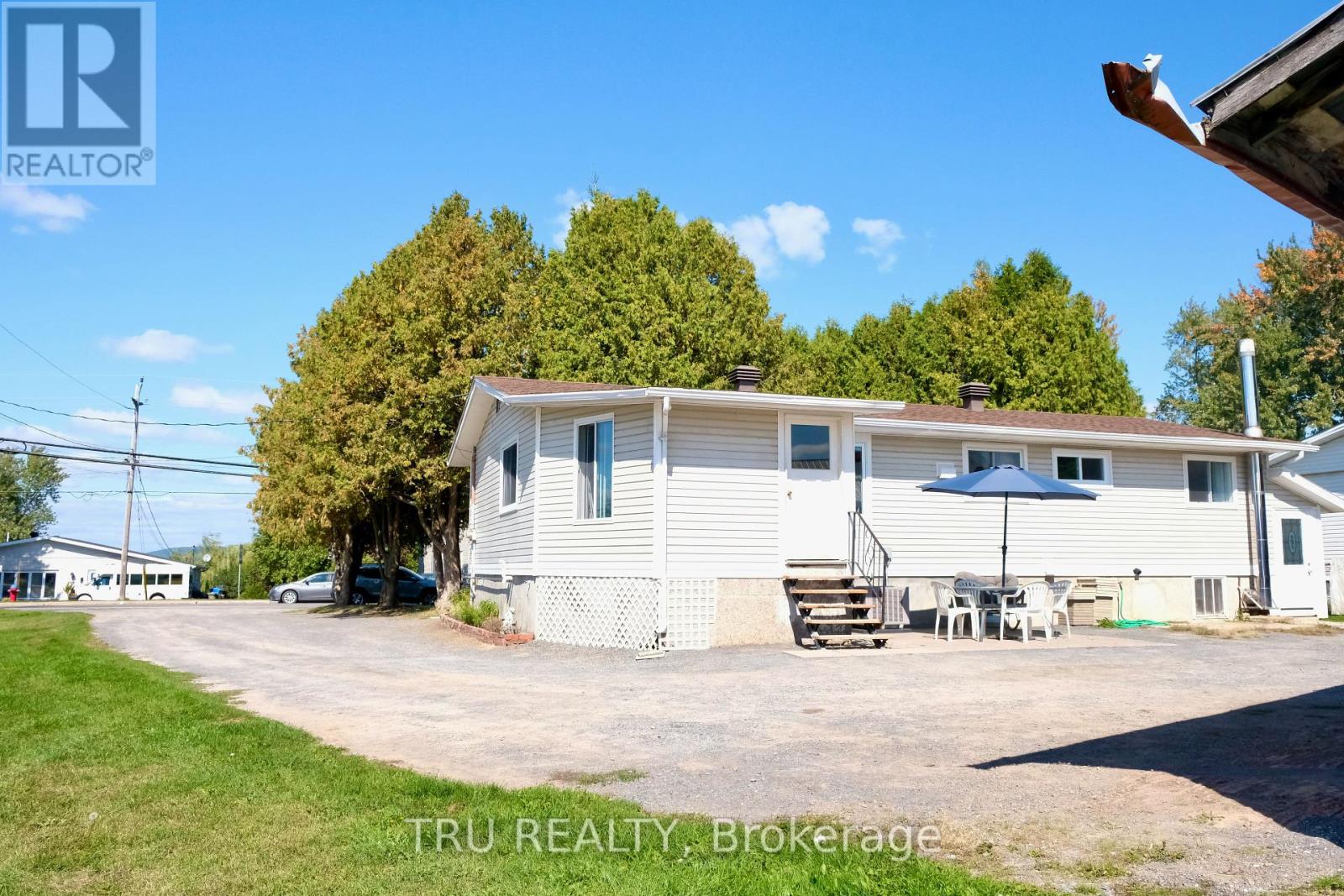 3010 Rue Principale Street, Alfred And Plantagenet, Ontario  K0A 3K0 - Photo 4 - X12413861