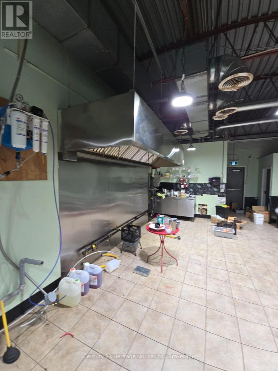4b - 809 Victoria Street N, Kitchener, Ontario  N2B 1Y4 - Photo 5 - X12360779