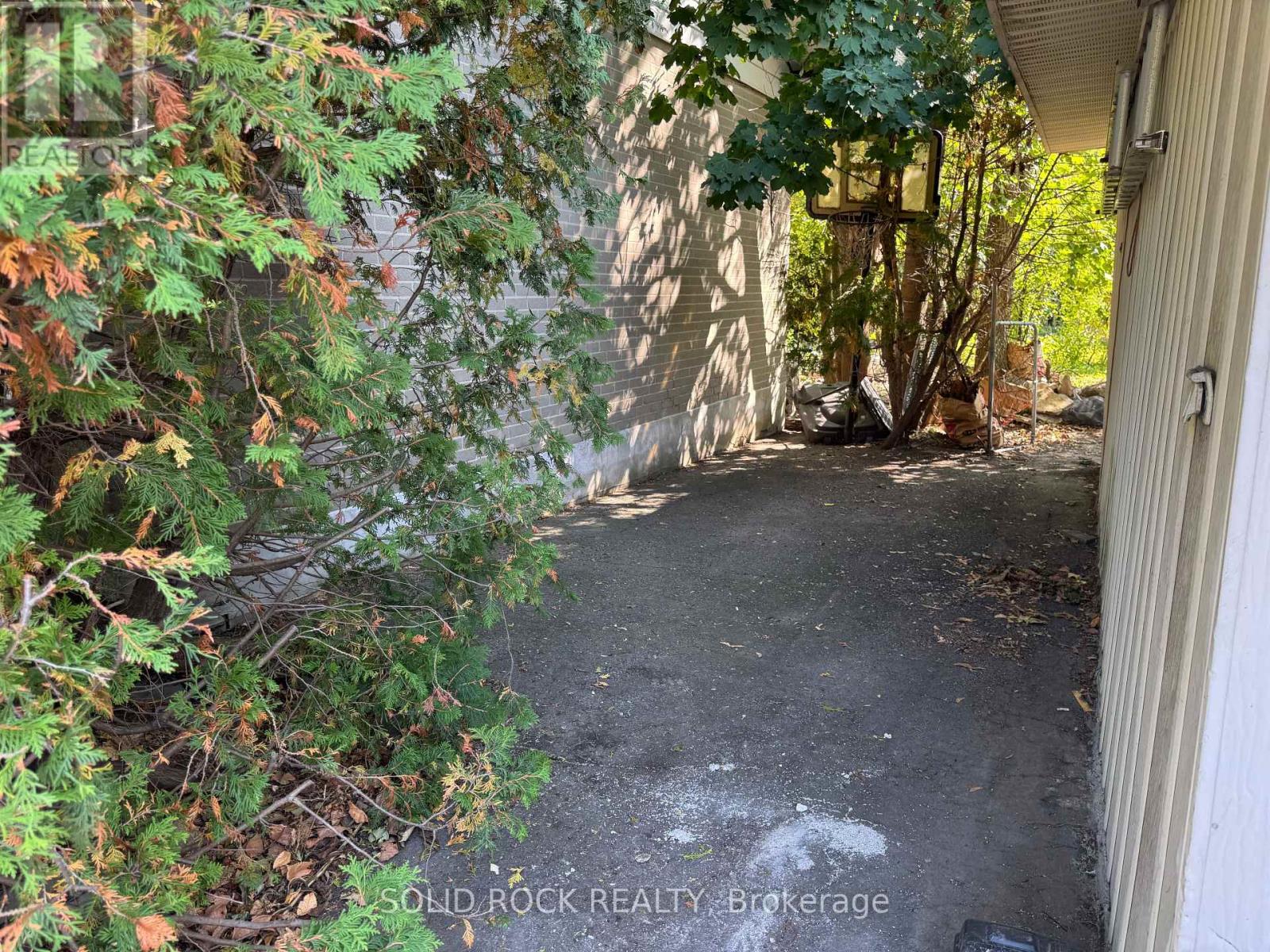 244 Smyth Road, Ottawa, Ontario  K1H 5A2 - Photo 8 - X12413903