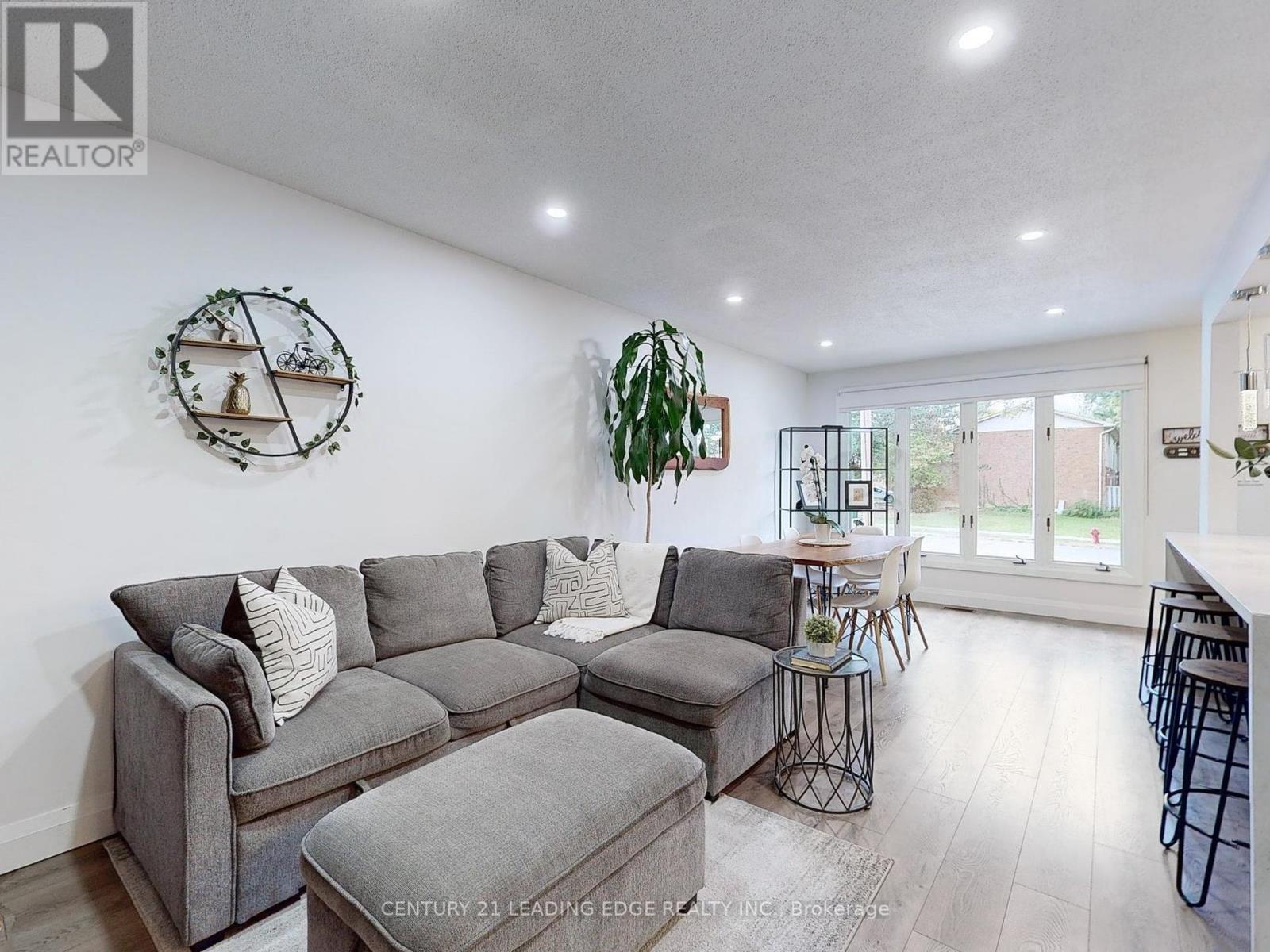 49 Quigley Road, Hamilton (Vincent), Ontario  L8K 6K9 - Photo 3 - X12413847