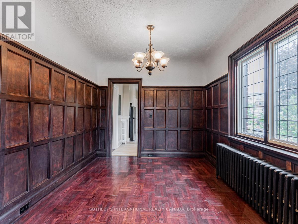Upper - 2 Larkin Avenue, Toronto, Ontario  M6S 1L8 - Photo 10 - W12413870