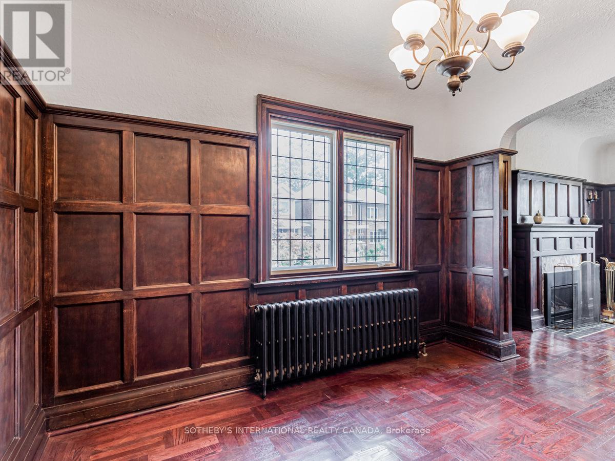 Upper - 2 Larkin Avenue, Toronto, Ontario  M6S 1L8 - Photo 11 - W12413870