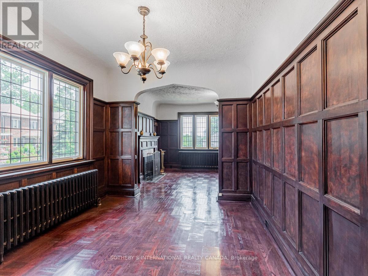 Upper - 2 Larkin Avenue, Toronto, Ontario  M6S 1L8 - Photo 12 - W12413870