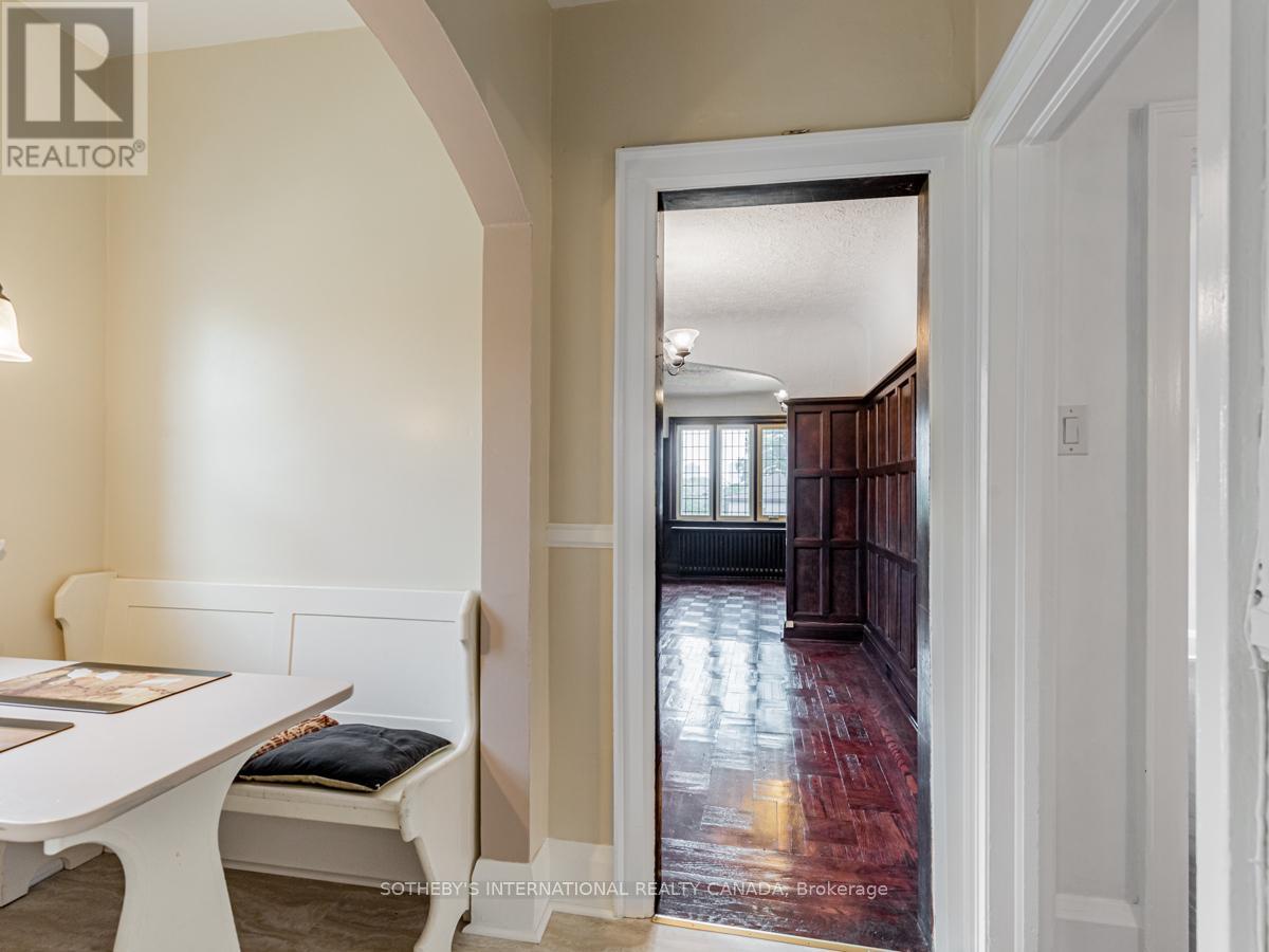 Upper - 2 Larkin Avenue, Toronto, Ontario  M6S 1L8 - Photo 15 - W12413870