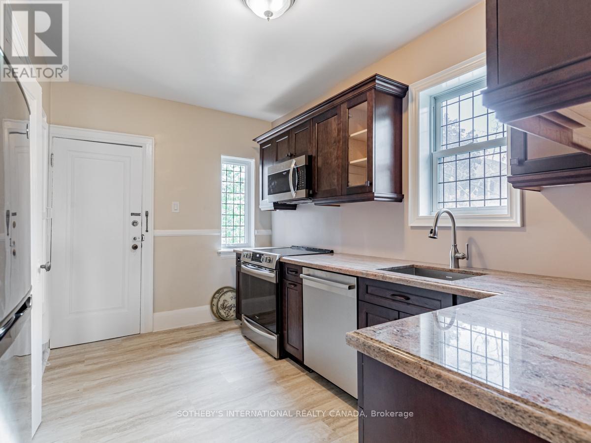 Upper - 2 Larkin Avenue, Toronto, Ontario  M6S 1L8 - Photo 16 - W12413870
