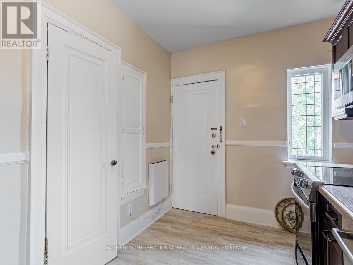 Upper - 2 Larkin Avenue, Toronto, Ontario  M6S 1L8 - Photo 17 - W12413870