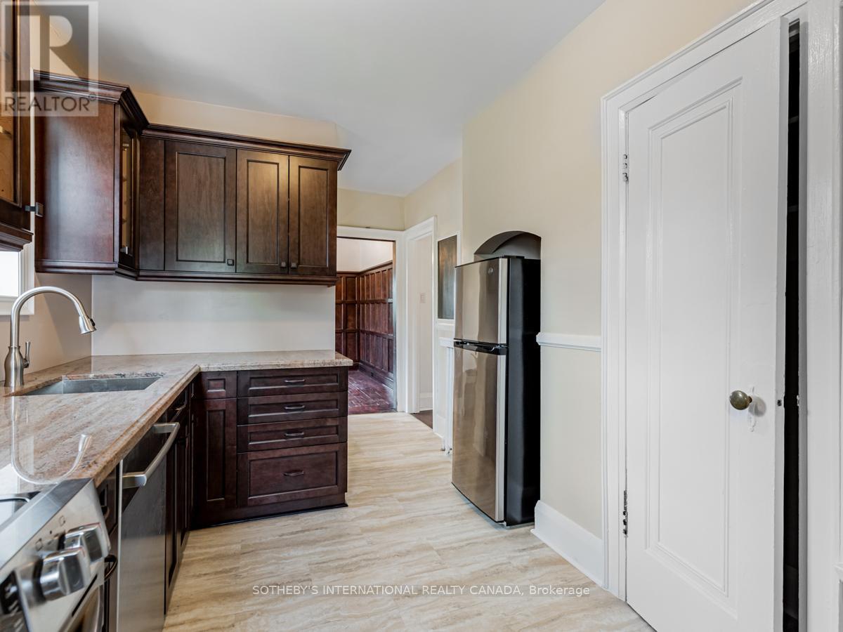 Upper - 2 Larkin Avenue, Toronto, Ontario  M6S 1L8 - Photo 18 - W12413870