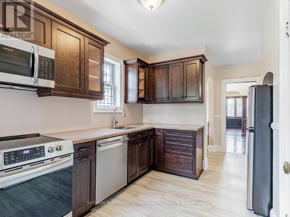 Upper - 2 Larkin Avenue, Toronto, Ontario  M6S 1L8 - Photo 19 - W12413870