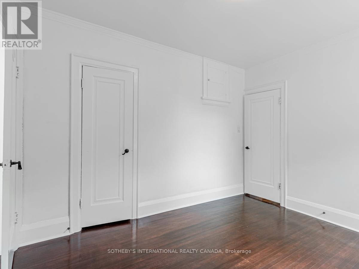 Upper - 2 Larkin Avenue, Toronto, Ontario  M6S 1L8 - Photo 27 - W12413870
