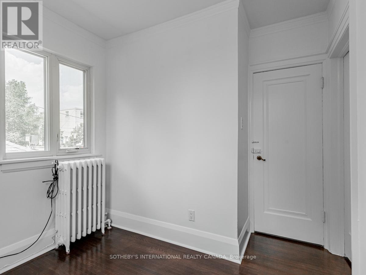 Upper - 2 Larkin Avenue, Toronto, Ontario  M6S 1L8 - Photo 30 - W12413870