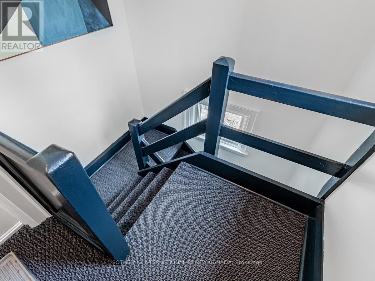Upper - 2 Larkin Avenue, Toronto, Ontario  M6S 1L8 - Photo 32 - W12413870