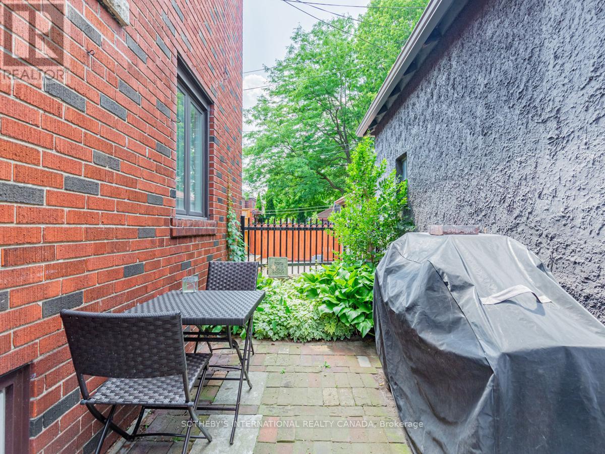 Upper - 2 Larkin Avenue, Toronto, Ontario  M6S 1L8 - Photo 33 - W12413870