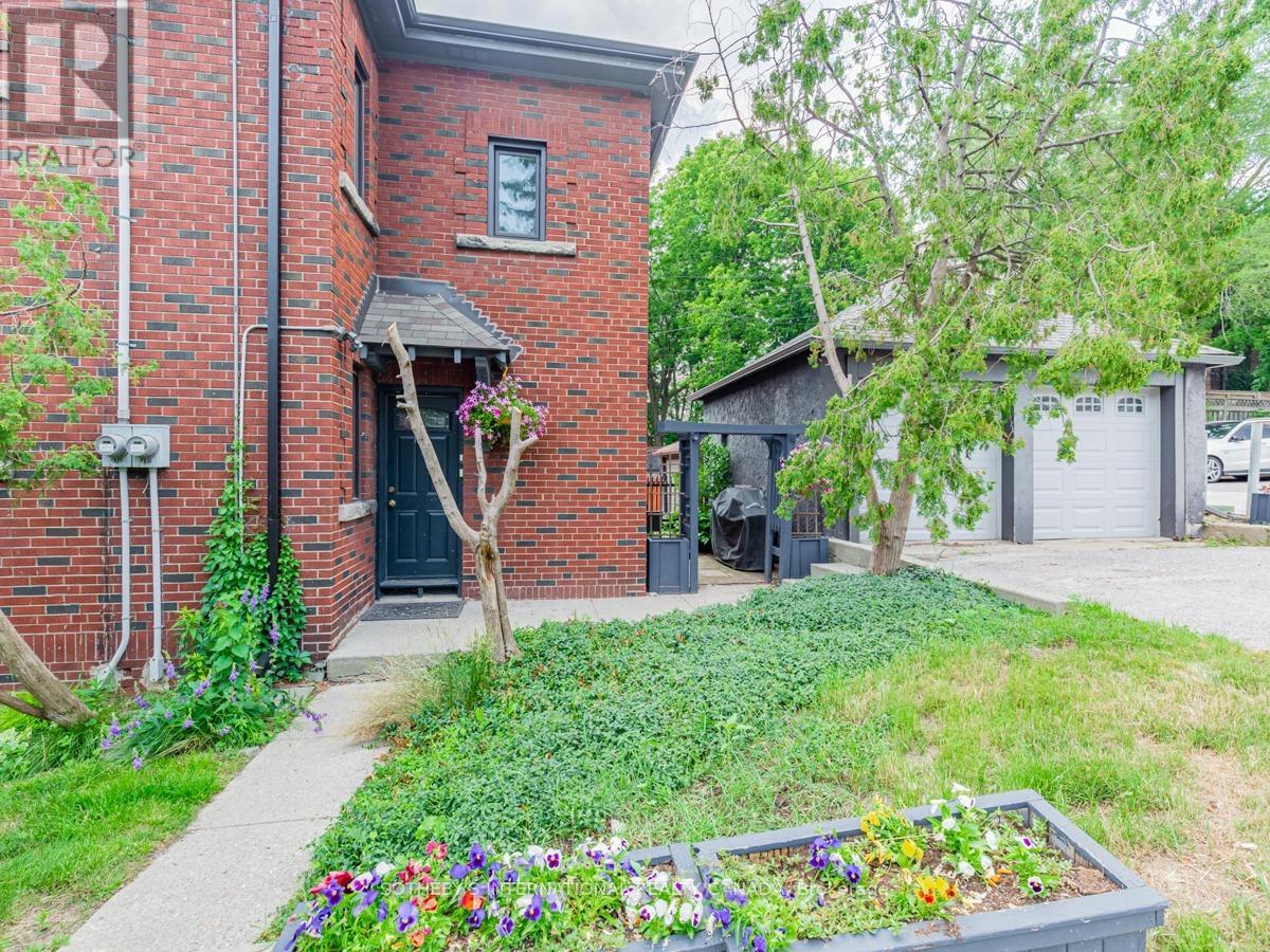 Upper - 2 Larkin Avenue, Toronto, Ontario  M6S 1L8 - Photo 37 - W12413870