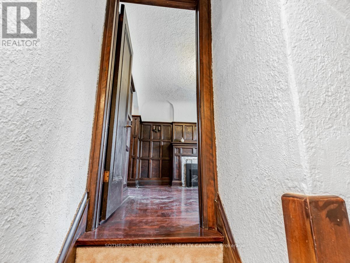 Upper - 2 Larkin Avenue, Toronto, Ontario  M6S 1L8 - Photo 4 - W12413870