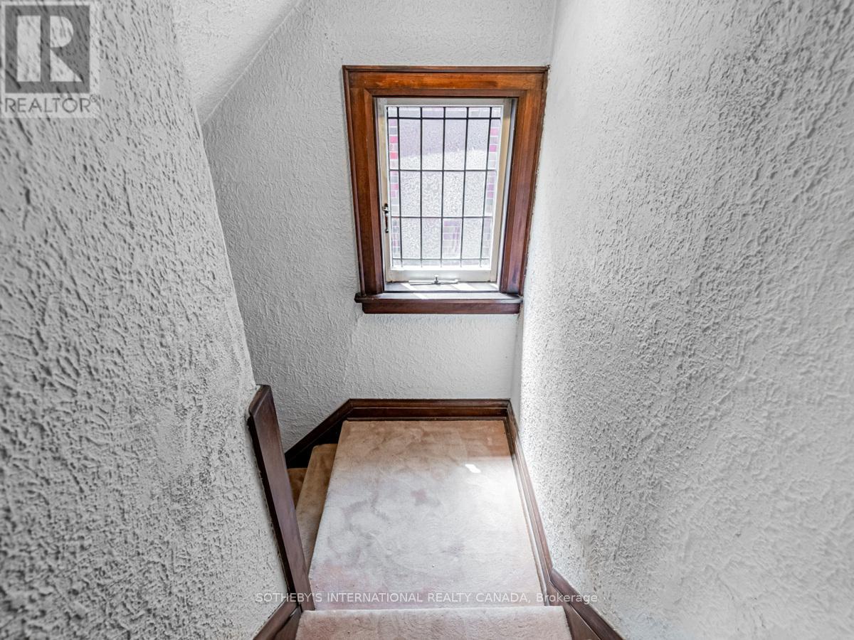 Upper - 2 Larkin Avenue, Toronto, Ontario  M6S 1L8 - Photo 5 - W12413870