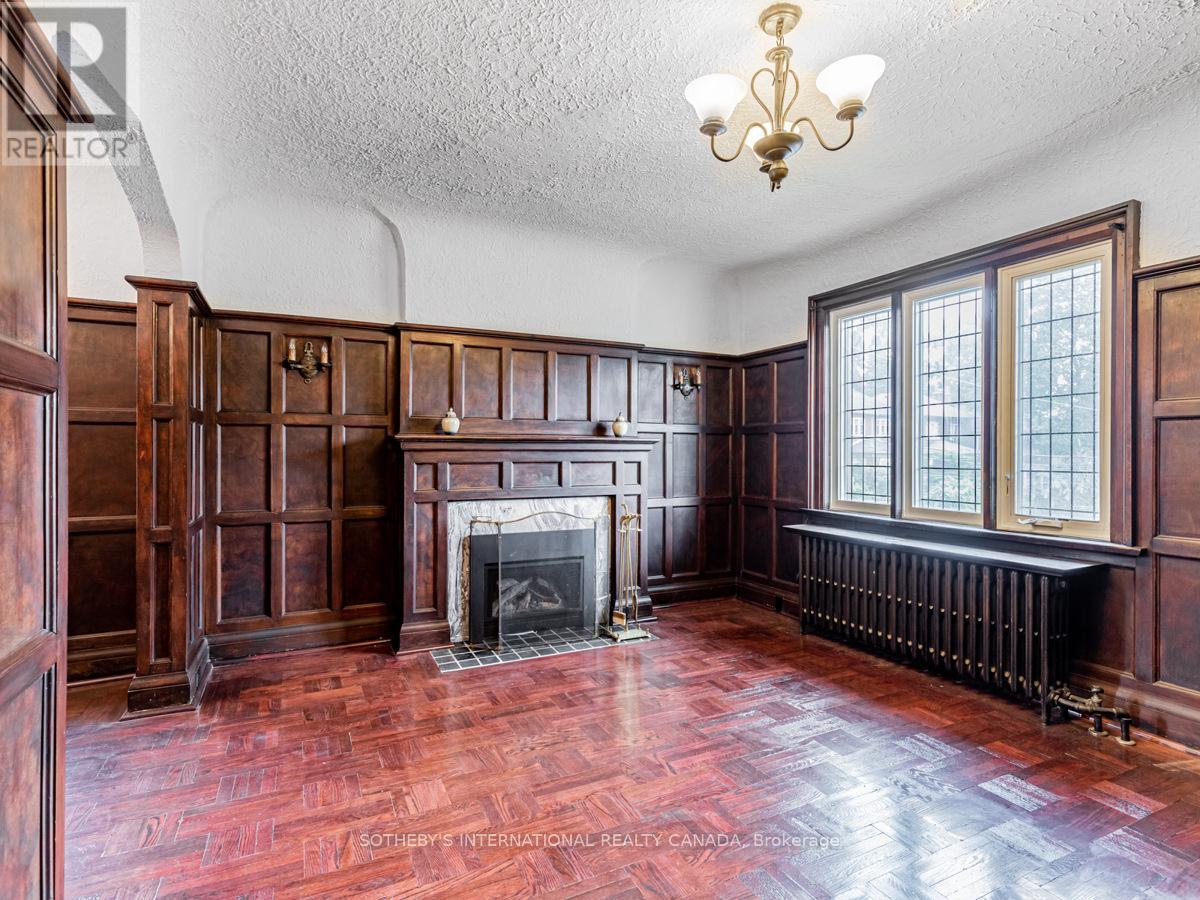 Upper - 2 Larkin Avenue, Toronto, Ontario  M6S 1L8 - Photo 6 - W12413870