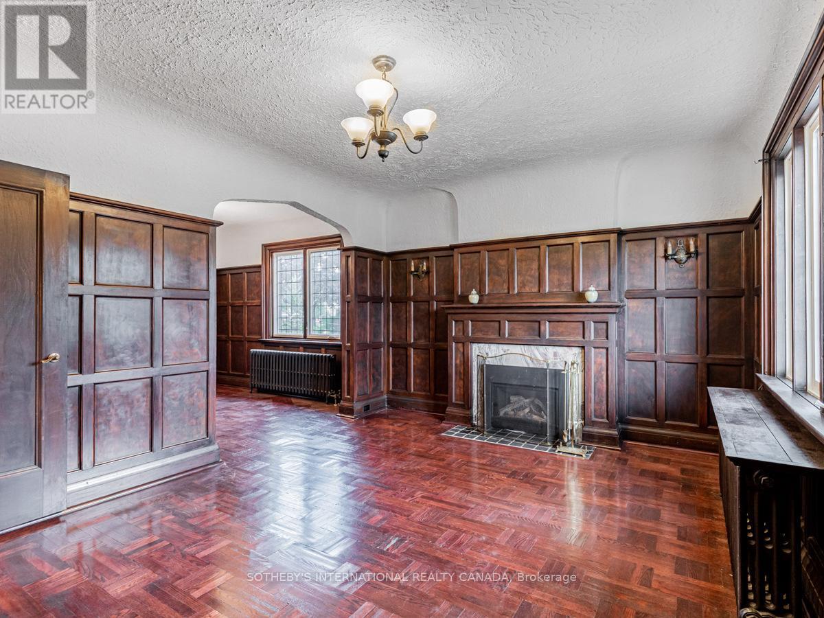 Upper - 2 Larkin Avenue, Toronto, Ontario  M6S 1L8 - Photo 7 - W12413870
