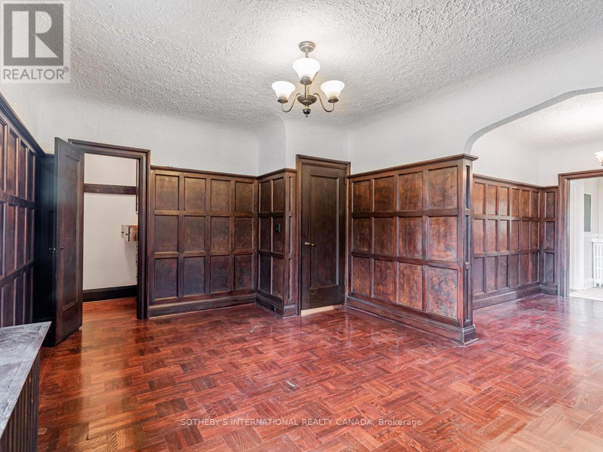 Upper - 2 Larkin Avenue, Toronto, Ontario  M6S 1L8 - Photo 8 - W12413870