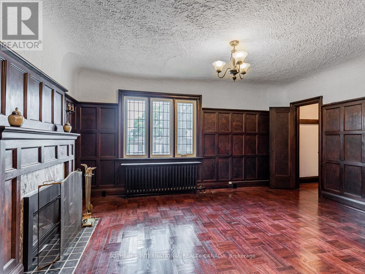Upper - 2 Larkin Avenue, Toronto, Ontario  M6S 1L8 - Photo 9 - W12413870
