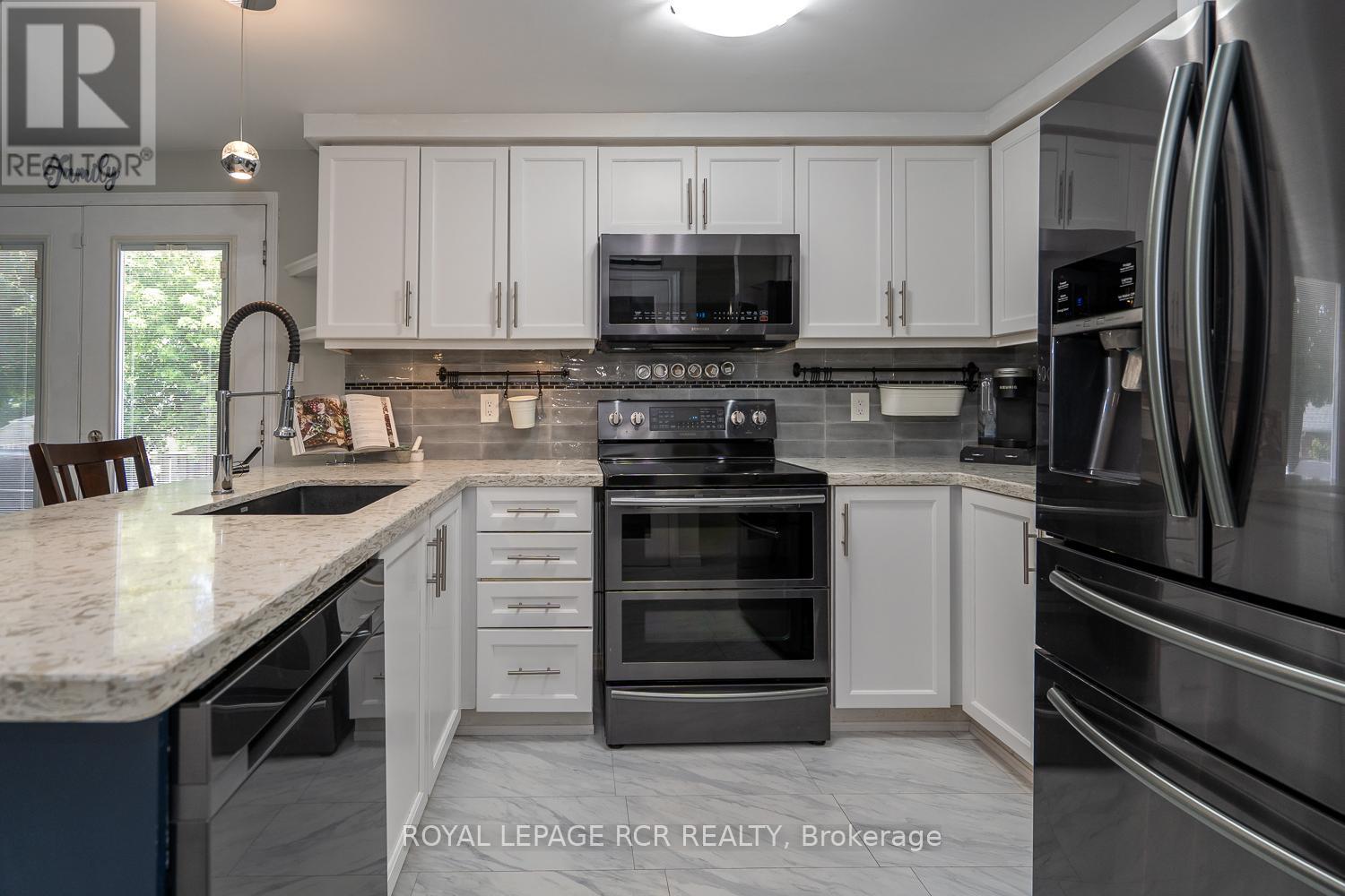 252 Elmwood Crescent, Orangeville, Ontario  L9W 4T4 - Photo 12 - W12413907