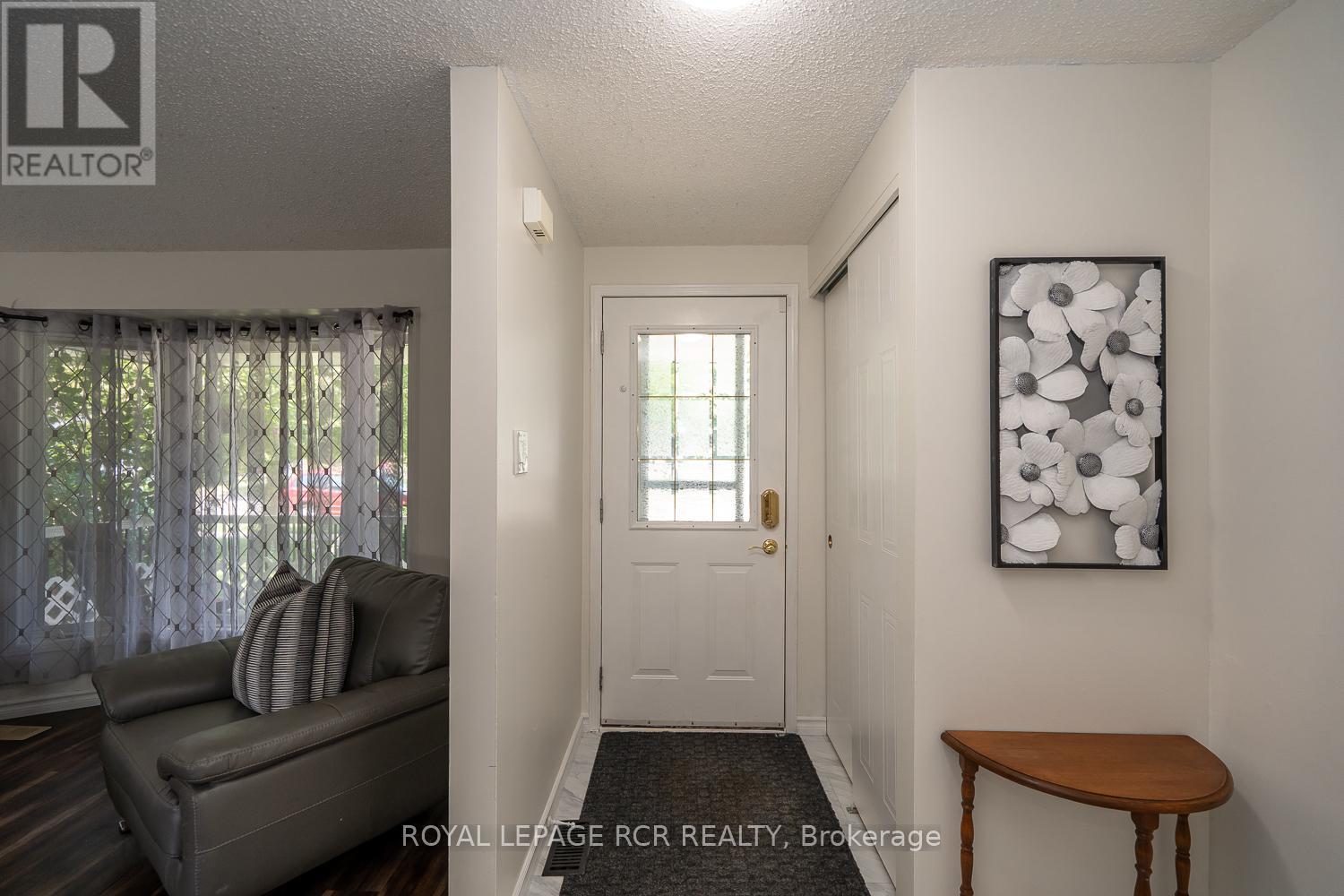252 Elmwood Crescent, Orangeville, Ontario  L9W 4T4 - Photo 4 - W12413907