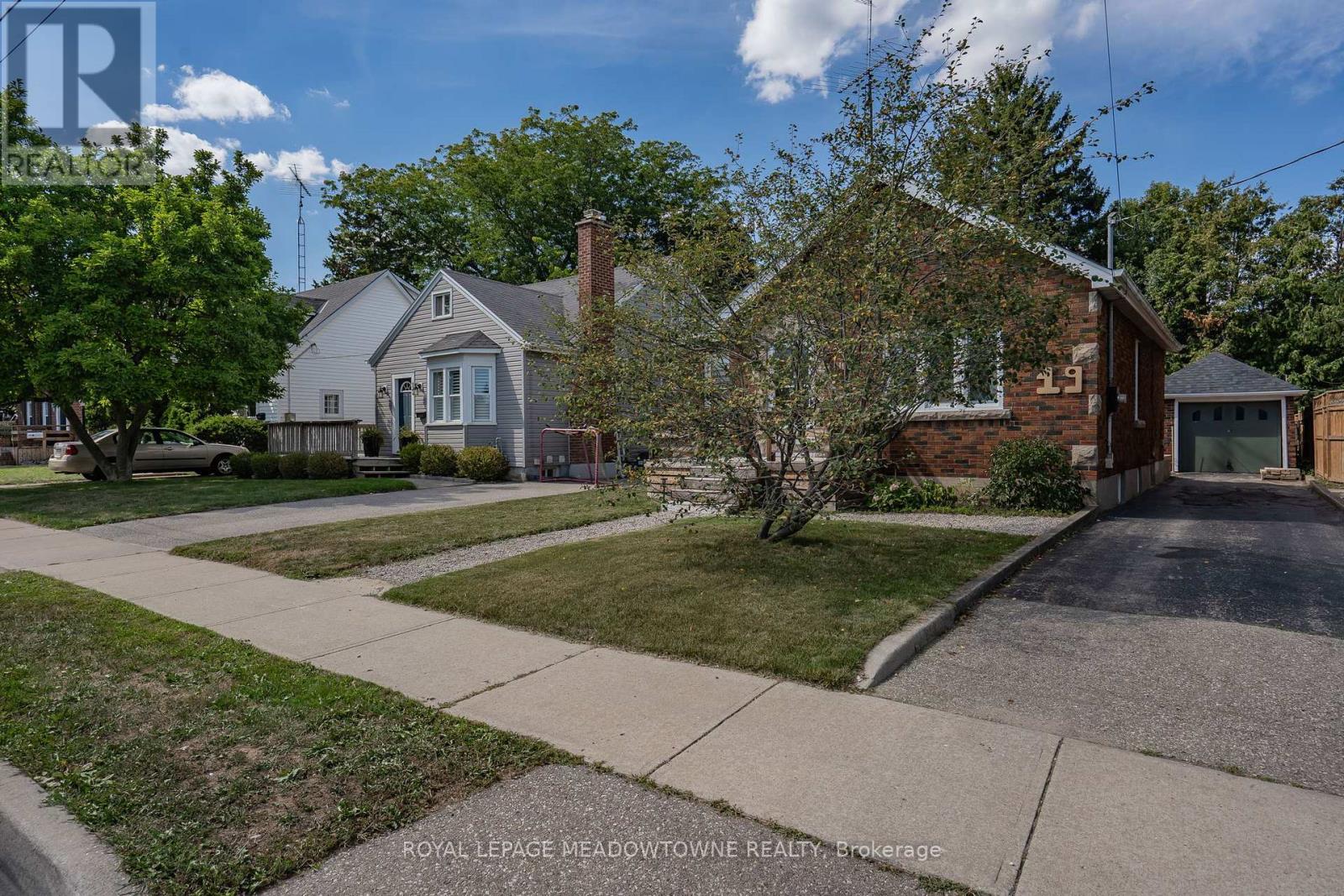 19 Dorothy Street, Brantford, Ontario  N3S 1G7 - Photo 2 - X12413901