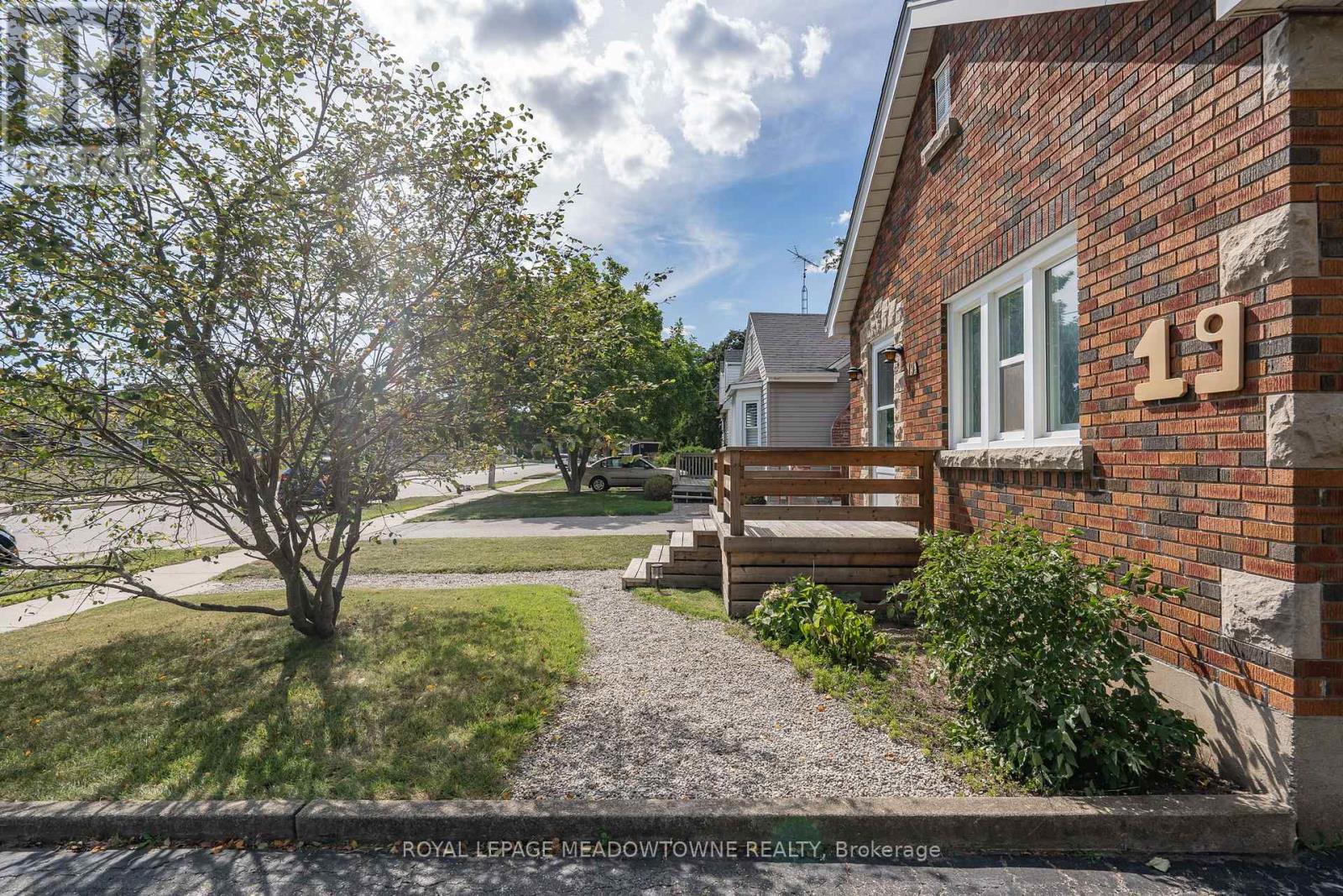19 Dorothy Street, Brantford, Ontario  N3S 1G7 - Photo 3 - X12413901