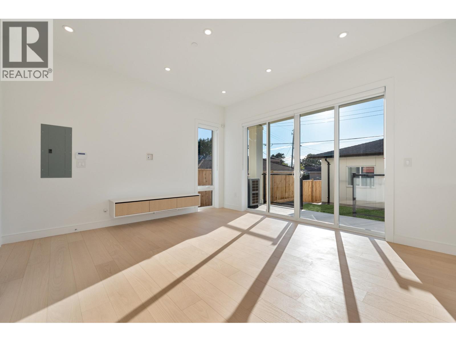 2 6933 PRINCE EDWARD STREET, Vancouver, British Columbia