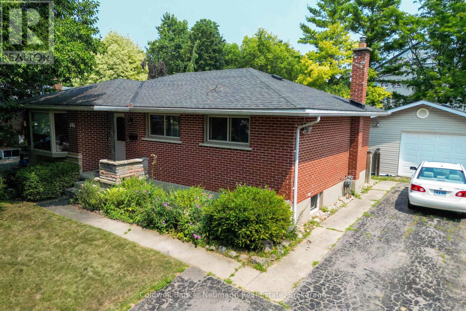 Upper - 27 Julia Drive, Guelph (Junction/onward Willow), Ontario  N1H 5V9 - Photo 1 - X12414001