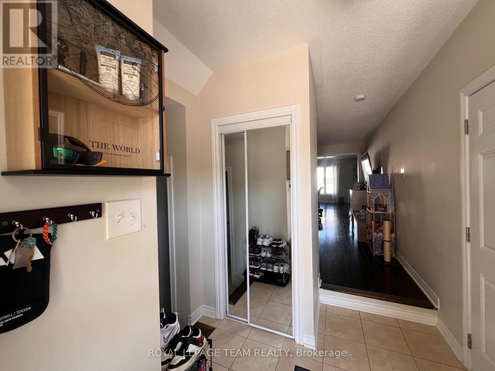 907 Messor Crescent, Ottawa, Ontario  K2S 0L7 - Photo 4 - X12414025