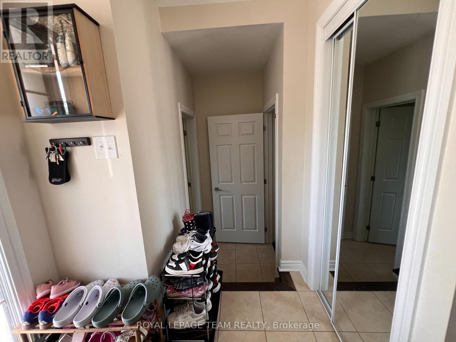907 Messor Crescent, Ottawa, Ontario  K2S 0L7 - Photo 5 - X12414025
