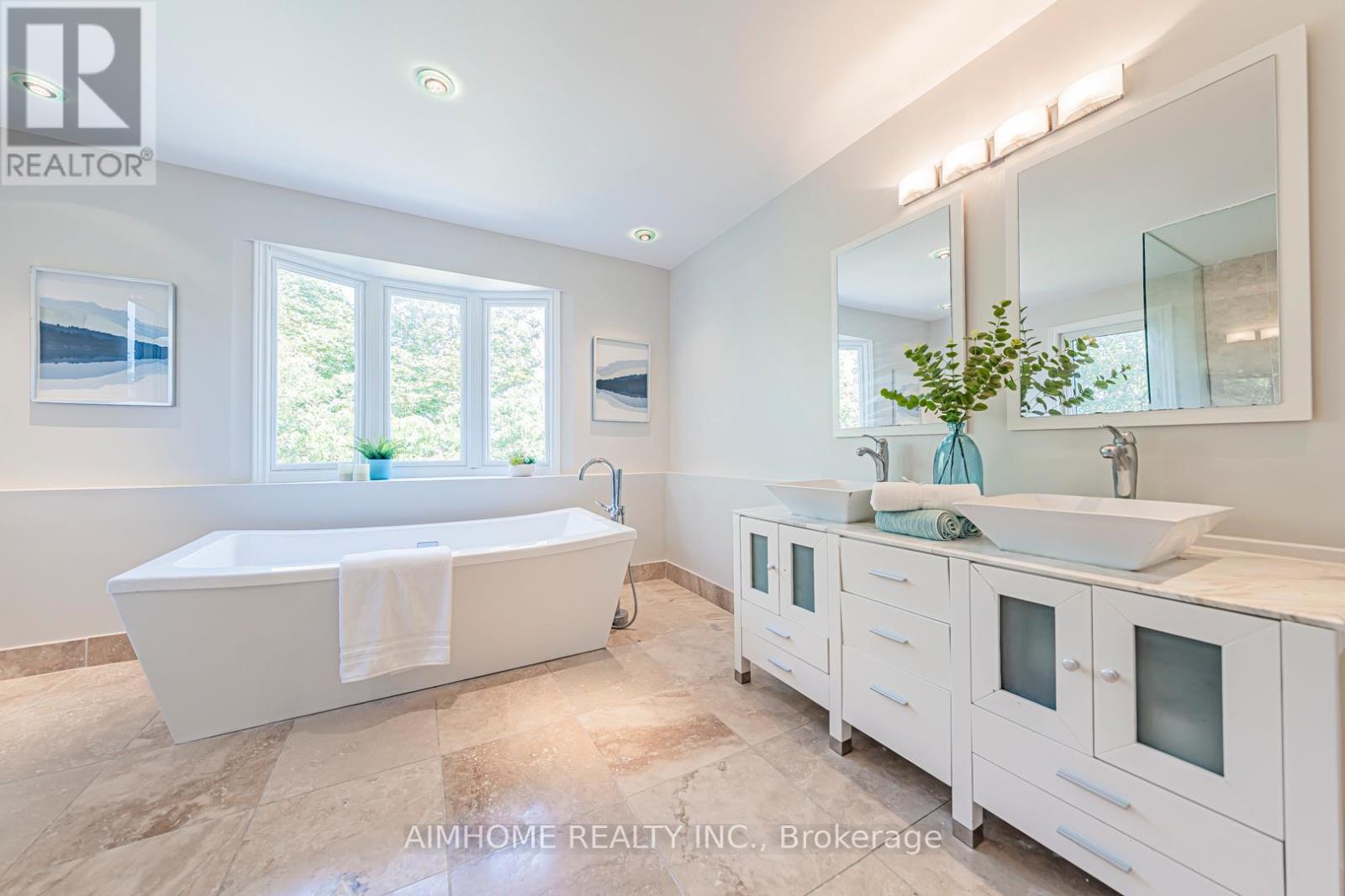 22 Chiltern Hill, Richmond Hill (Bayview Hill), Ontario  L4B 3B8 - Photo 12 - N12413989