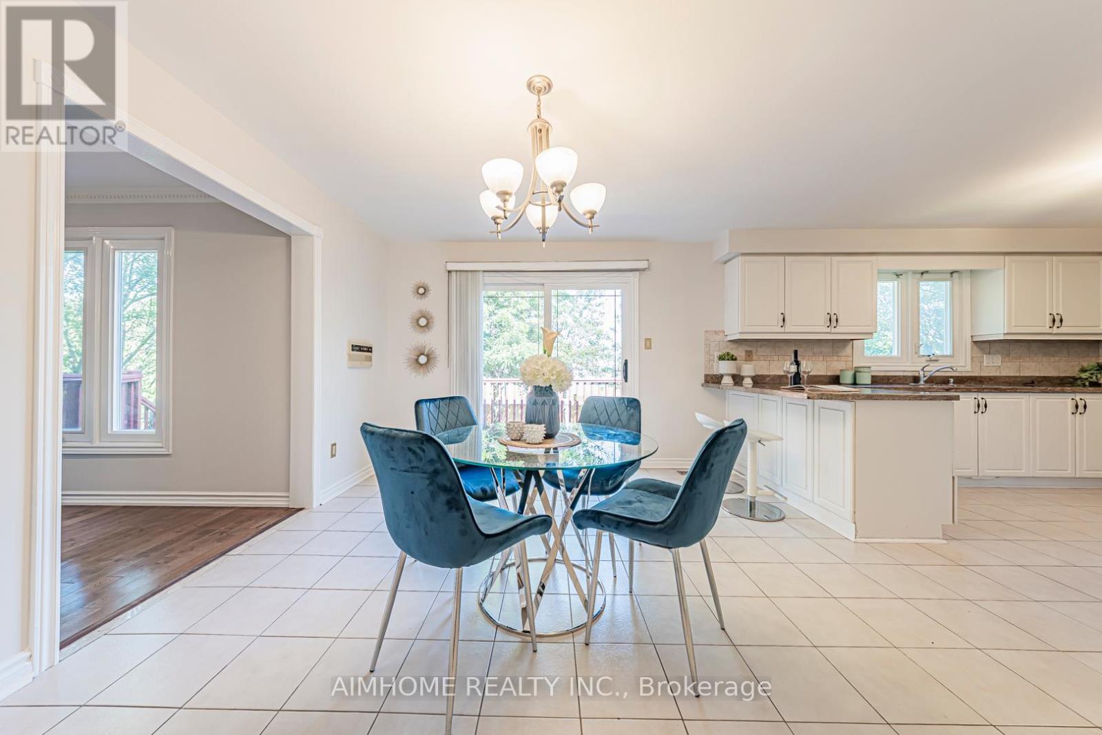22 Chiltern Hill, Richmond Hill (Bayview Hill), Ontario  L4B 3B8 - Photo 6 - N12413989