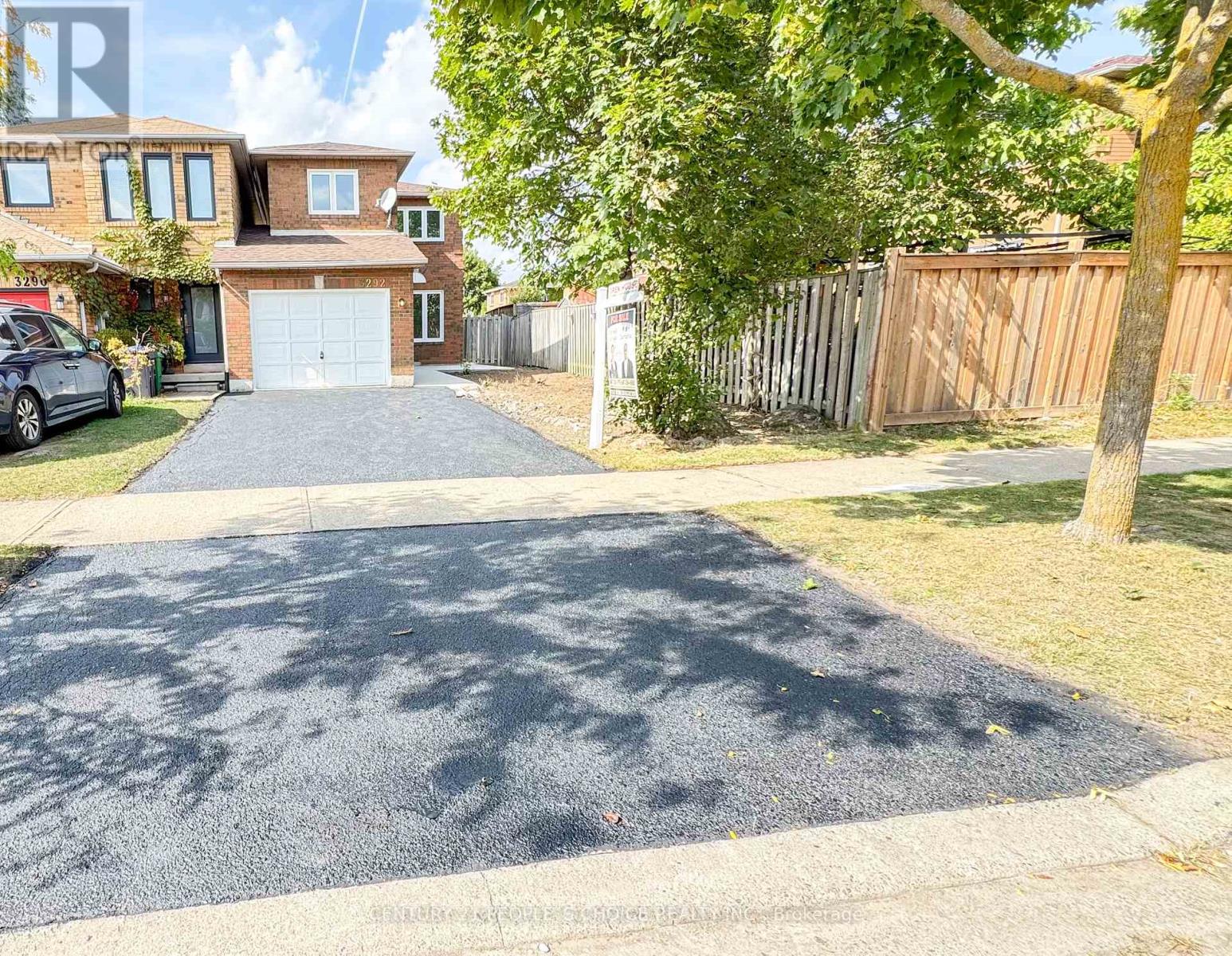 3292 Bobwhite Mews, Mississauga, Ontario  L5N 6E9 - Photo 1 - W12414002