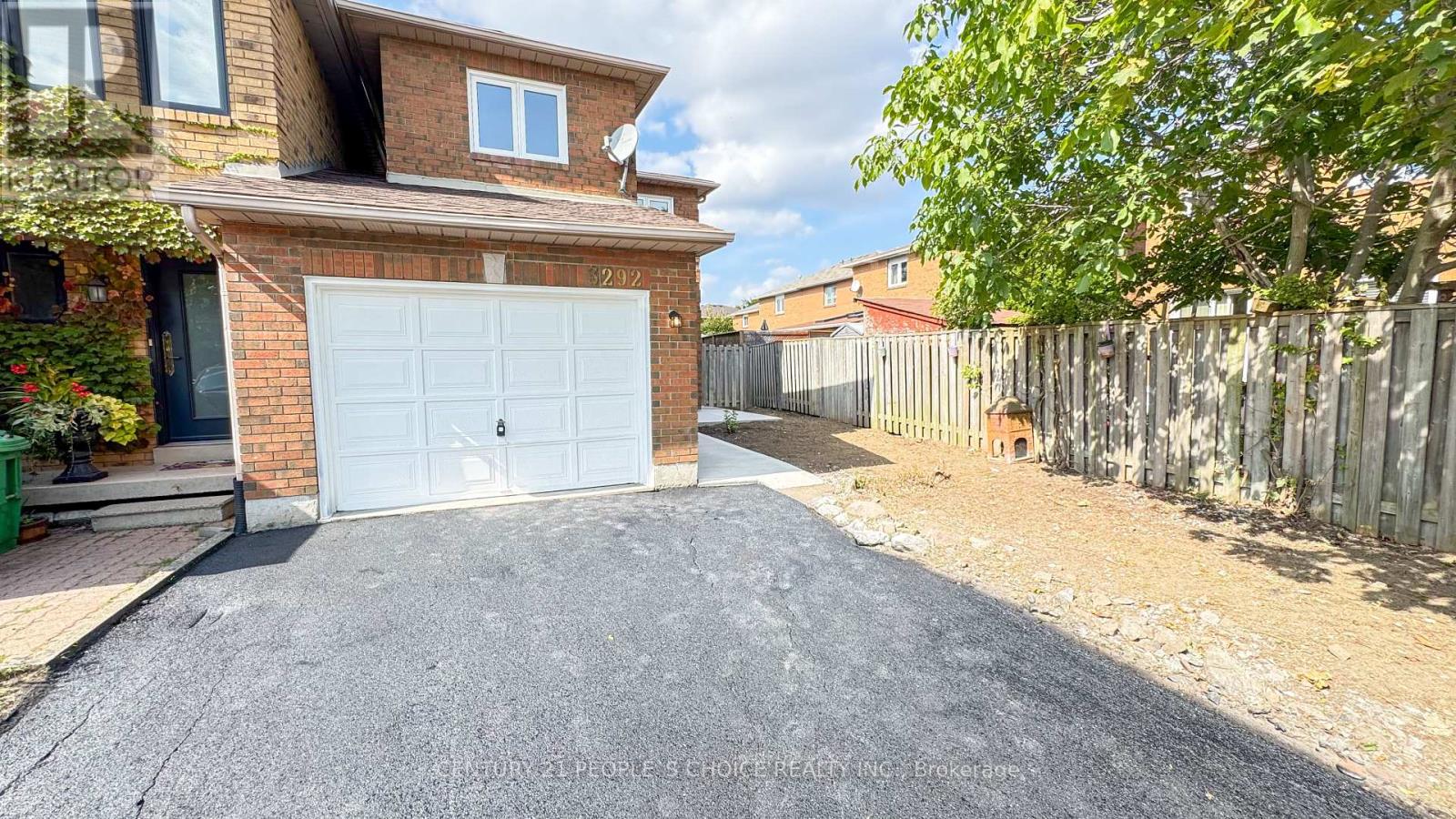 3292 Bobwhite Mews, Mississauga, Ontario  L5N 6E9 - Photo 3 - W12414002