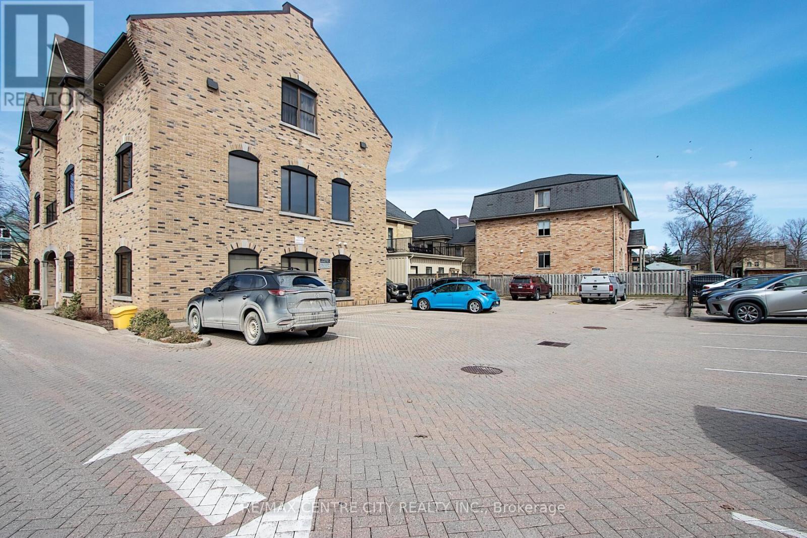 295 Wolfe Street, London East, Ontario  N6B 2C4 - Photo 3 - X12414039