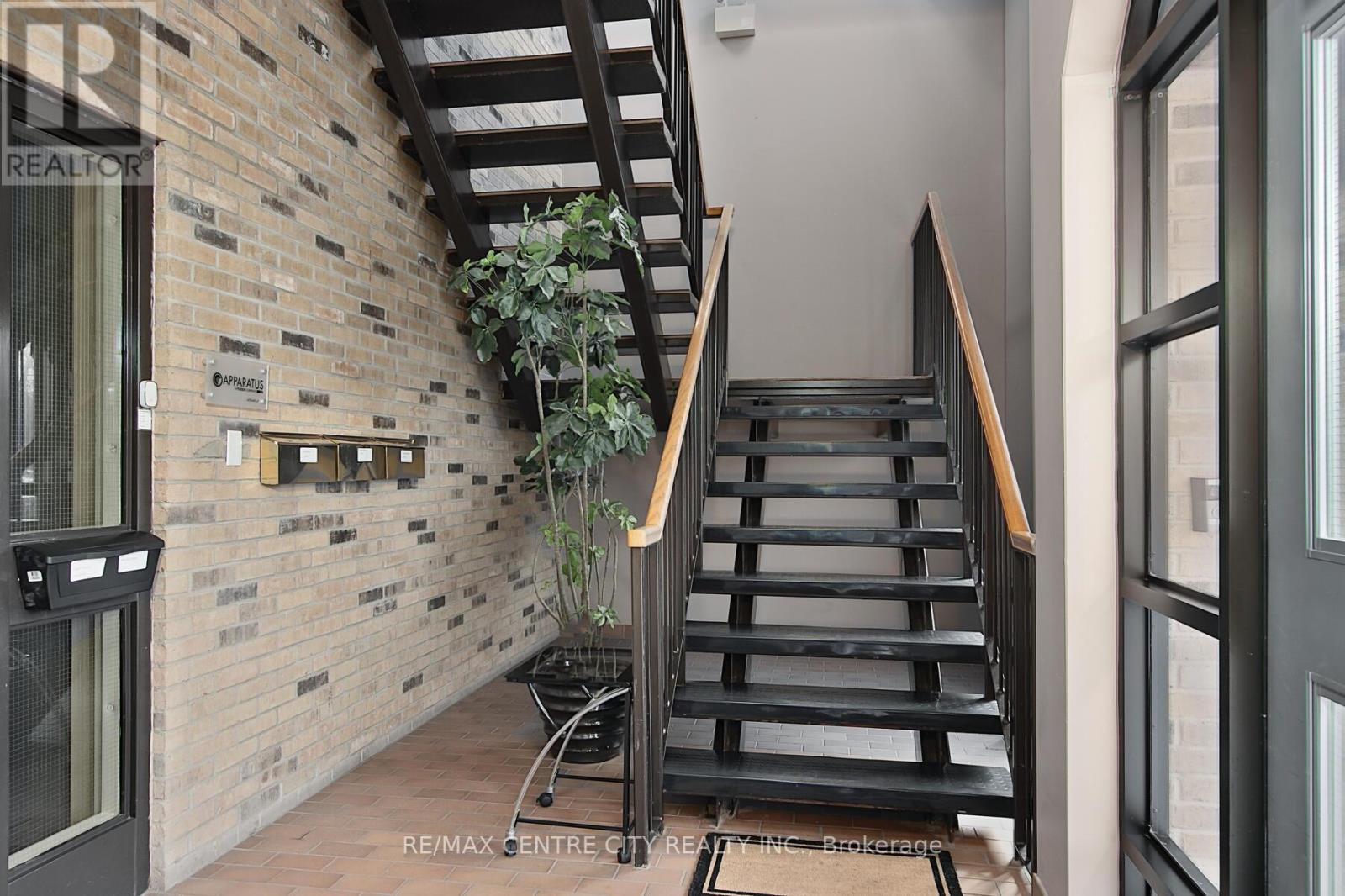 295 Wolfe Street, London East, Ontario  N6B 2C4 - Photo 4 - X12414039