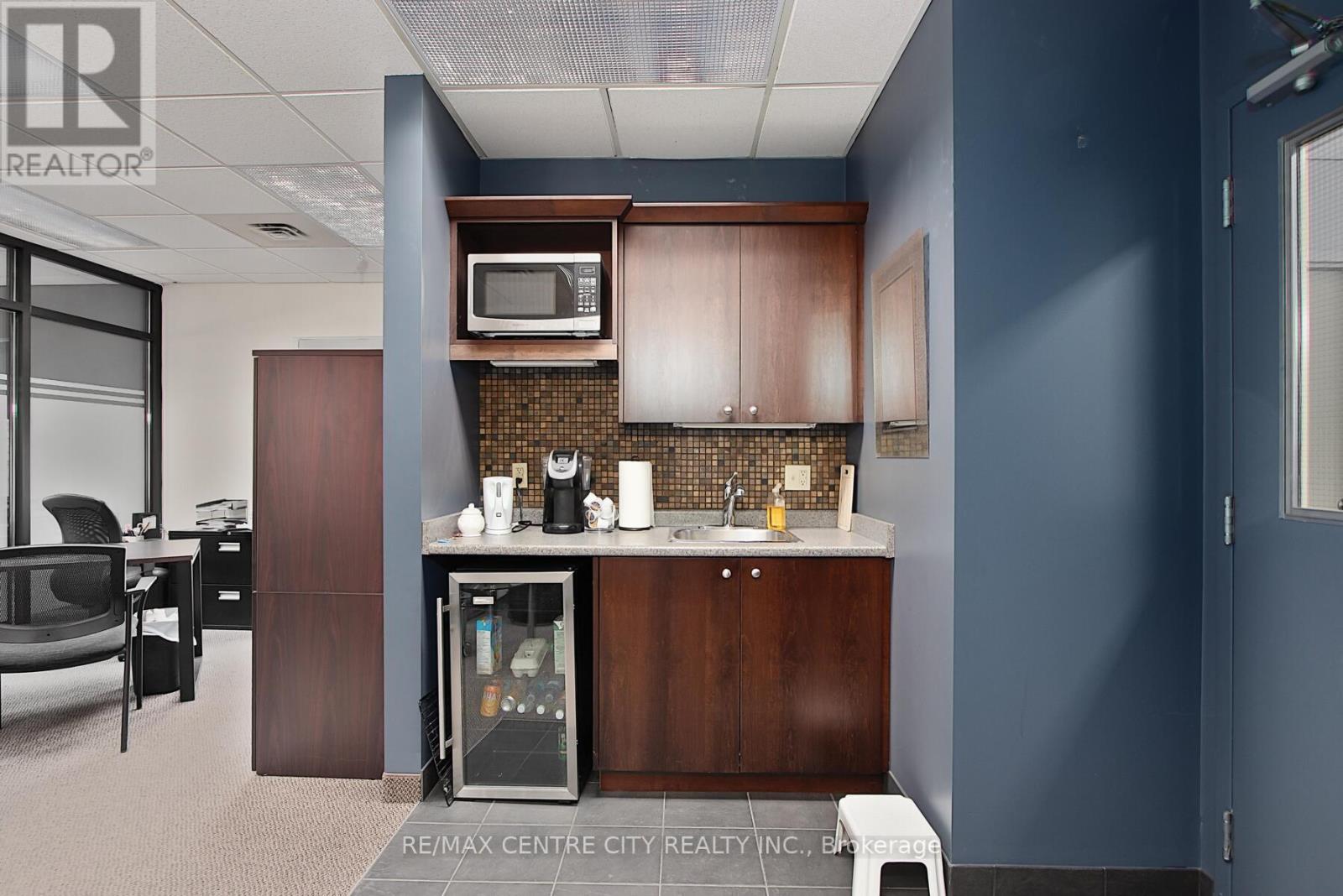 295 Wolfe Street, London East, Ontario  N6B 2C4 - Photo 7 - X12414039