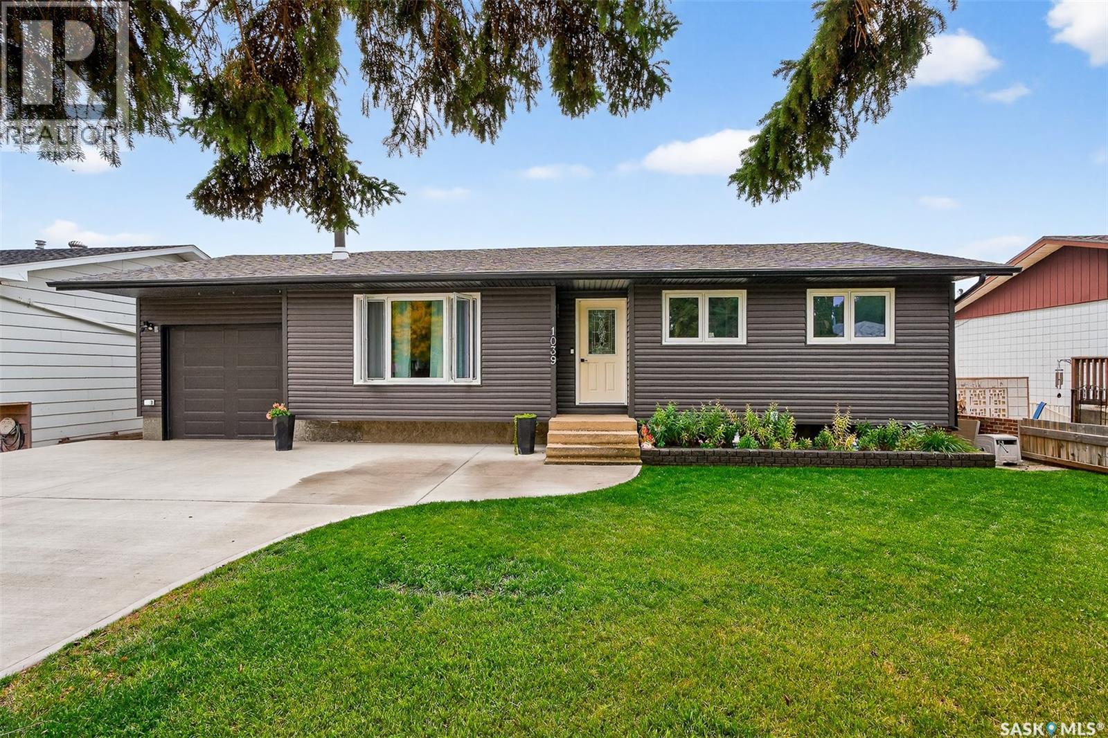 1039 Hochelaga STREET W, Moose Jaw, Saskatchewan