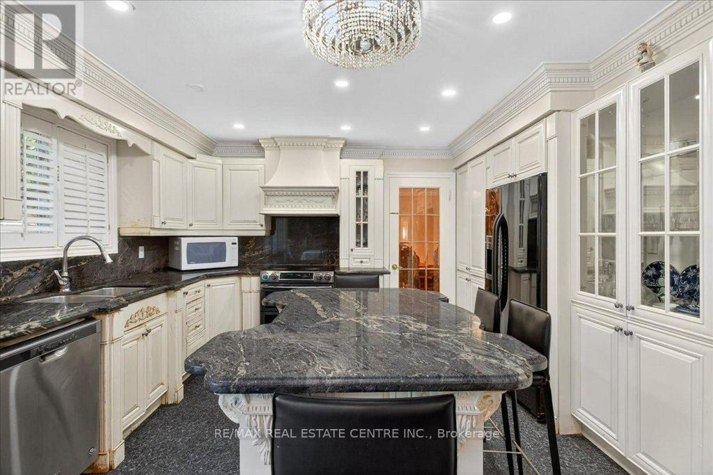40 Colton Crescent N, Vaughan, Ontario  L4L 3L6 - Photo 12 - N12414070
