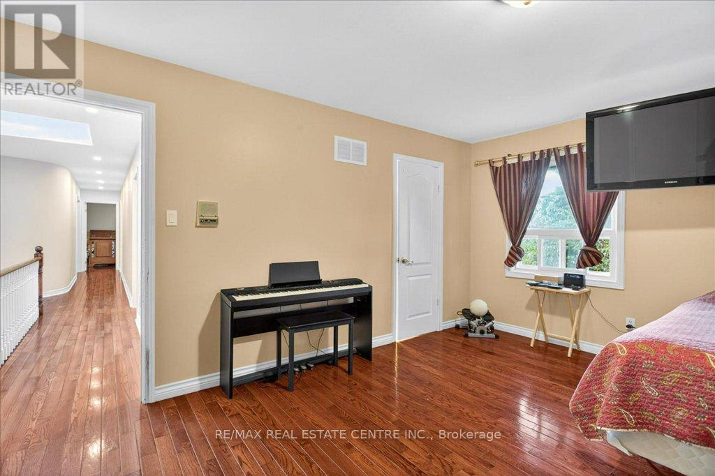 40 Colton Crescent N, Vaughan, Ontario  L4L 3L6 - Photo 26 - N12414070