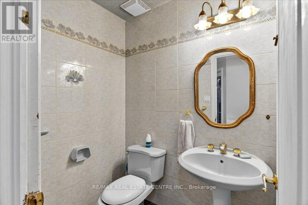 40 Colton Crescent N, Vaughan, Ontario  L4L 3L6 - Photo 7 - N12414070