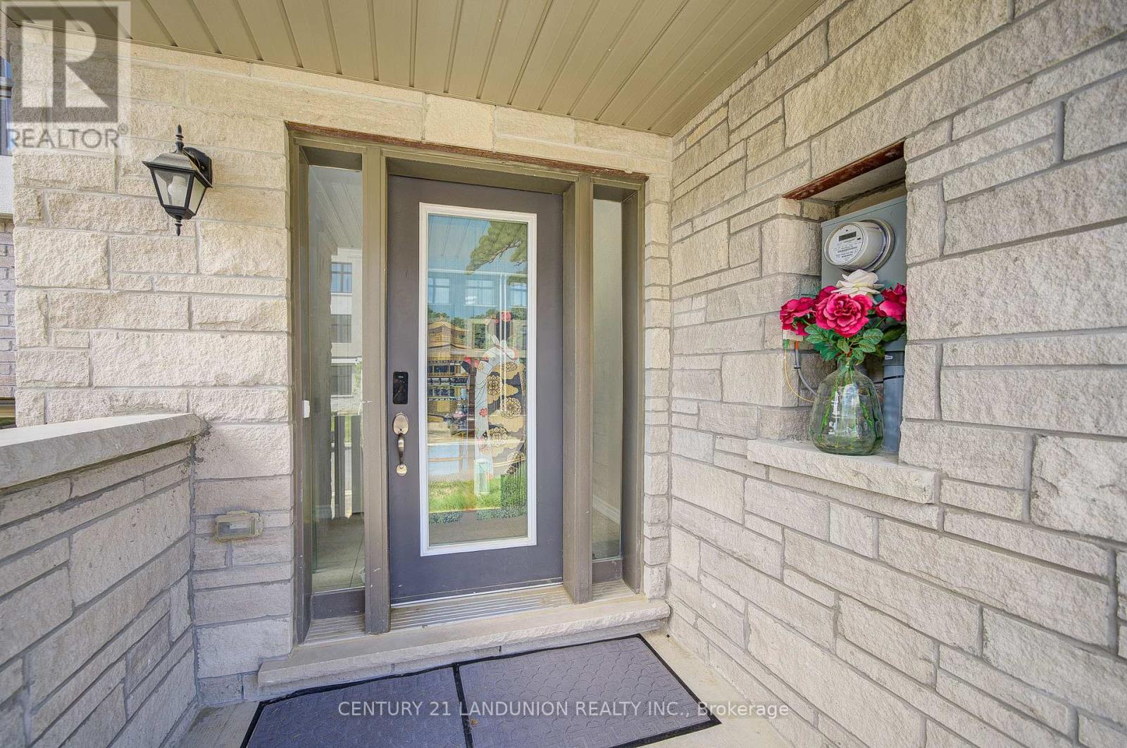 65 Puisaya Drive, Richmond Hill, Ontario  L4E 1L2 - Photo 2 - N12414082